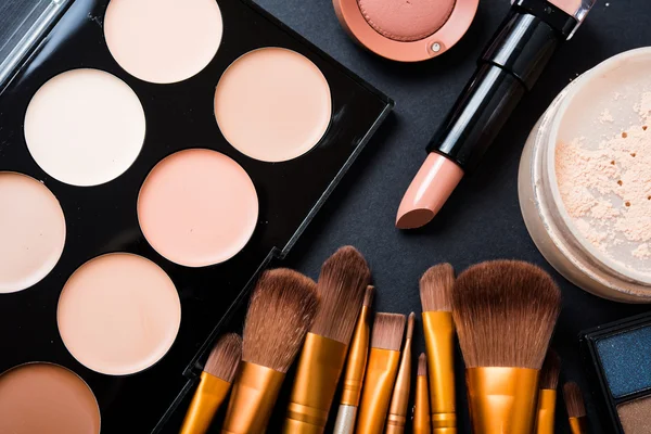 Professionella makeup borstar och verktyg, make-up produkter som — Stockfoto
