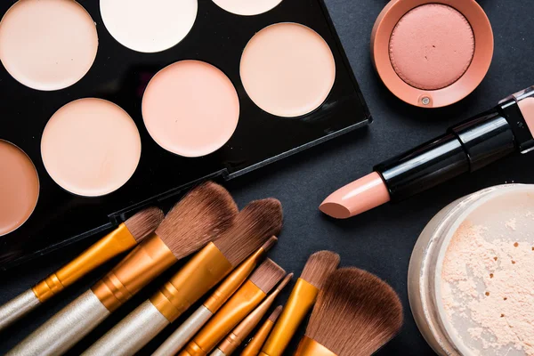 Cepillos y herramientas de maquillaje profesional, conjunto de productos de maquillaje — Foto de Stock