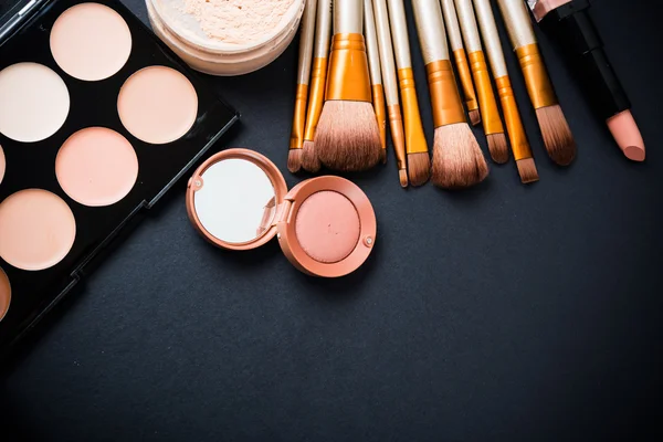 Cepillos y herramientas de maquillaje profesional, conjunto de productos de maquillaje — Foto de Stock