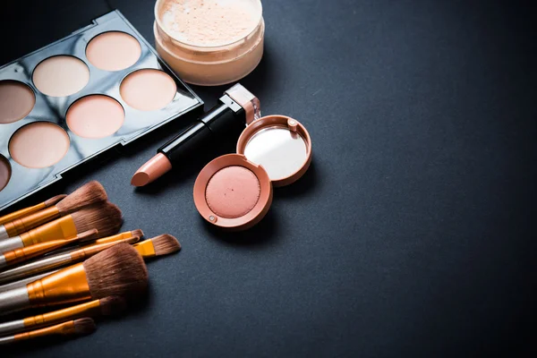 Cepillos y herramientas de maquillaje profesional, conjunto de productos de maquillaje — Foto de Stock