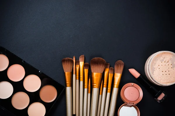Profesjonalne szczotki do makijażu i narzędzia, zestaw kosmetyków — Zdjęcie stockowe