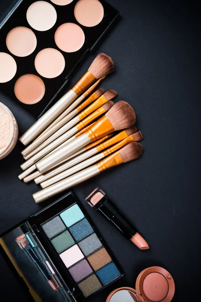 Cepillos y herramientas de maquillaje profesional, conjunto de productos de maquillaje — Foto de Stock