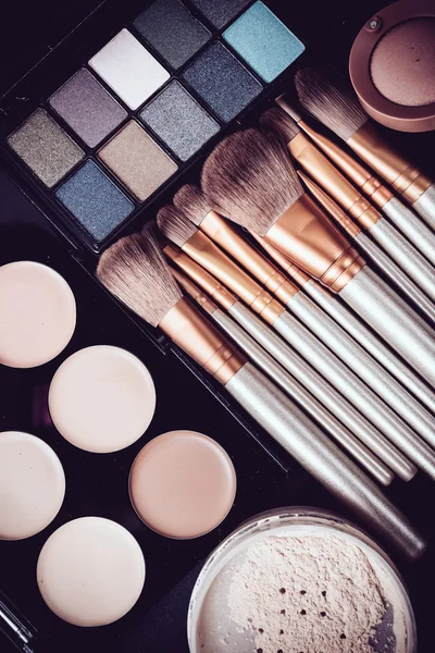 Professionella makeup borstar och verktyg, make-up produkter som — Stockfoto