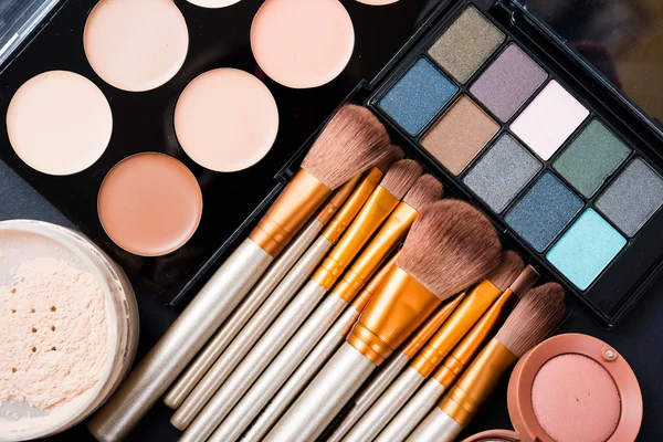 Professionella makeup borstar och verktyg, make-up produkter som — Stockfoto