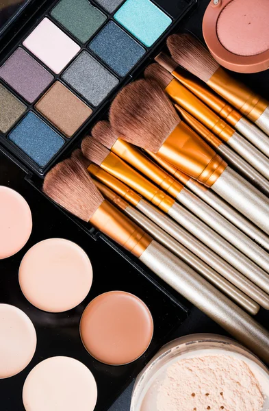 Cepillos y herramientas de maquillaje profesional, conjunto de productos de maquillaje — Foto de Stock