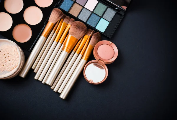 Cepillos y herramientas de maquillaje profesional, conjunto de productos de maquillaje — Foto de Stock