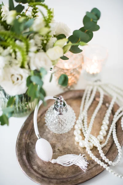 Decoración de la boda blanca, perfume, perlas y ramo de flores —  Fotos de Stock