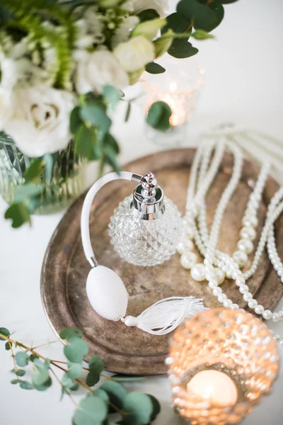 Beyaz düğün dekorasyonu, parfüm, inci boncuk ve buket çiçek — Stok fotoğraf