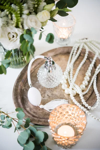 Biały ślub wystrój, perfumy, koraliki perłowe i bukiet kwiatów — Zdjęcie stockowe