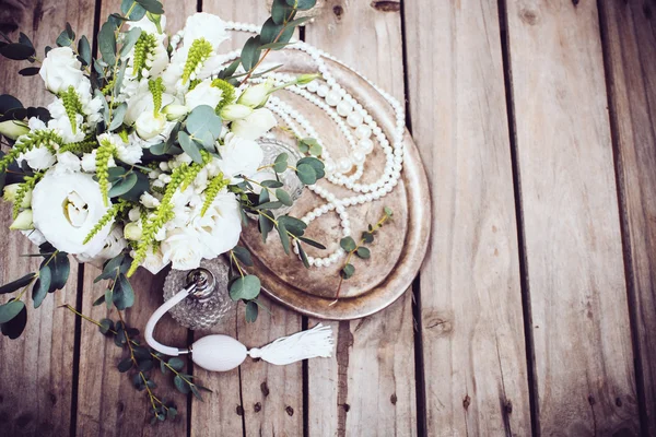 Decoração de casamento vintage, perfume e pérolas, buquê de flores — Fotografia de Stock