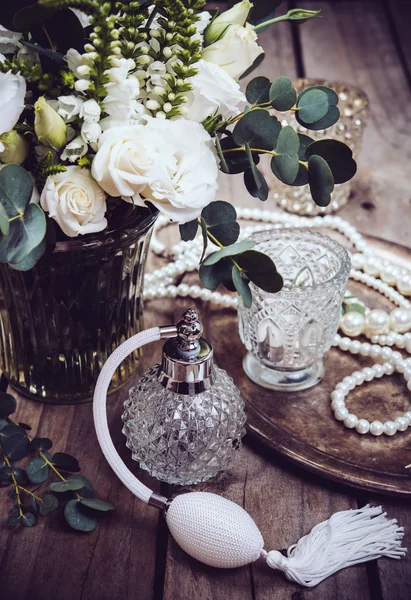 Винтажный свадебный декор, парфюмерия и жемчужные бусины, букет цветов — стоковое фото