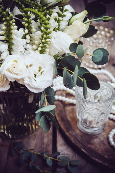 Vintage bruiloft decor, boeket van witte bloemen en kaarsen — Stockfoto