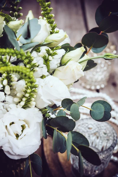 Vintage wedding decor, bouquet of white flowers and candles — Stock Photo, Image