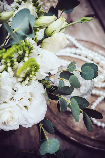 Arredo nuziale vintage, bouquet di fiori bianchi e candele — Foto Stock