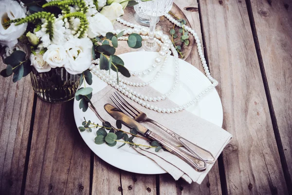 Vintage bruiloft tabel decor, tafelgerei, bloemen en parel kralen — Stockfoto
