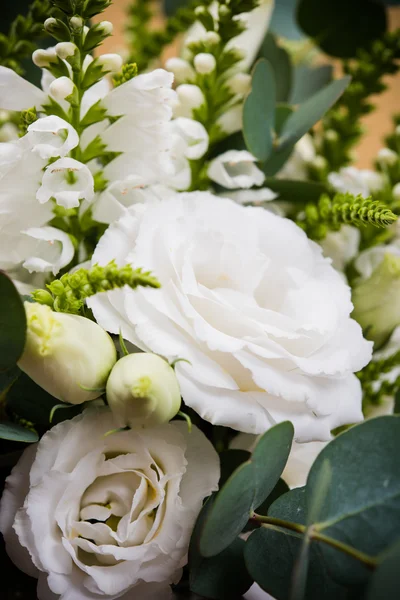 Elegantní bílá kytice květů a listů makro detailní — Stock fotografie