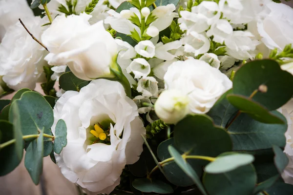 Elegante ramo blanco de flores y hojas macro primer plano — Foto de Stock