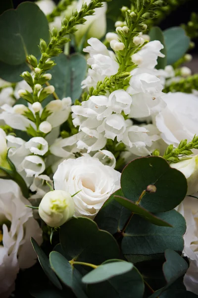 Κομψό λευκό μπουκέτο από λουλούδια και φύλλα μακροεντολών closeup — Φωτογραφία Αρχείου