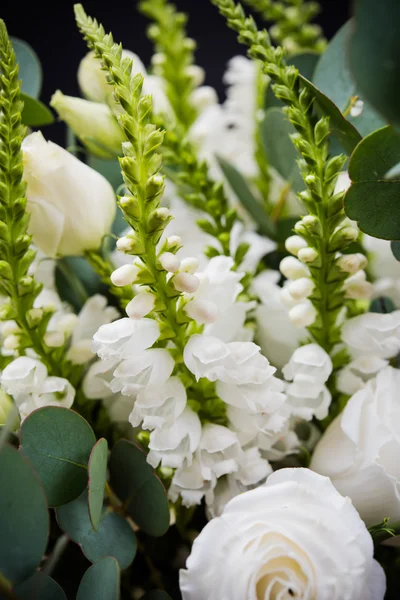 Elegante ramo blanco de flores y hojas macro primer plano — Foto de Stock