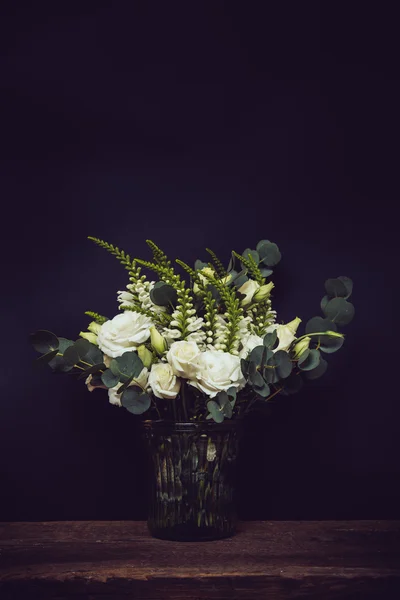 White flowers on an old wooden board with black chalkboard — Stock Photo, Image
