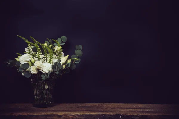 Witte bloemen op een oud houten bord met zwart krijtbord — Stockfoto