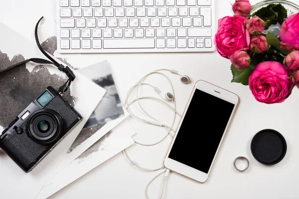 Modern computer keyboard, pink flowers and photo camera on white — Stock Photo, Image