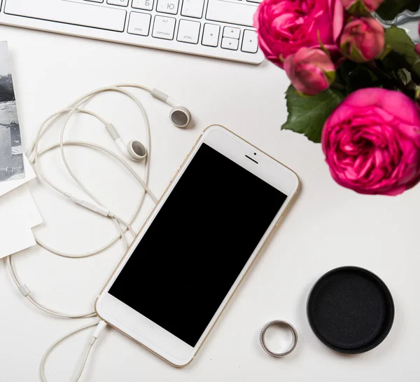 Smartphone, clavier d'ordinateur et fleurs roses fesh sur onglet blanc — Photo