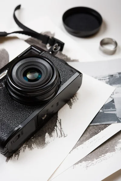 Retro fotoaparát a akvarely na bílém pozadí tabulky — Stock fotografie
