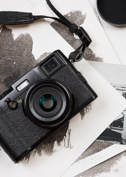 Ретро фотоапарат і акварельні картини на фоні білого столу — стокове фото
