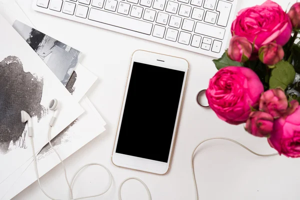 Smartphone, clavier d'ordinateur et fleurs roses fesh sur onglet blanc — Photo
