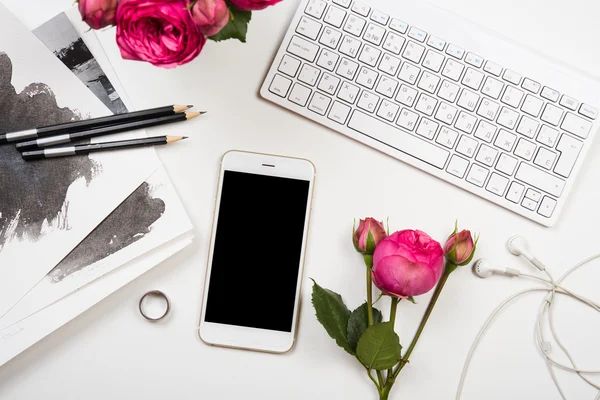 Smartphone, clavier d'ordinateur et fleurs roses fesh sur onglet blanc — Photo