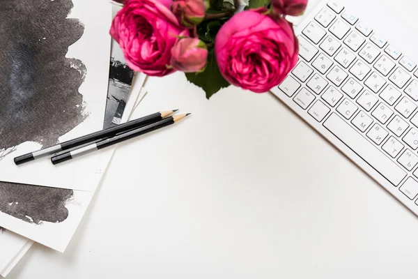 Tafelblad mockup, computertoetsenbord en roze bloemen gestyled op wh — Stockfoto