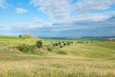 Yaz manzara, geniş alan ve gökyüzü bulutlu