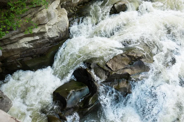La corriente de un río de montaña en las montañas Cárpatos —  Fotos de Stock