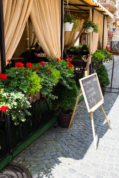 Terraço de verão de café de cidade na rua — Fotografia de Stock