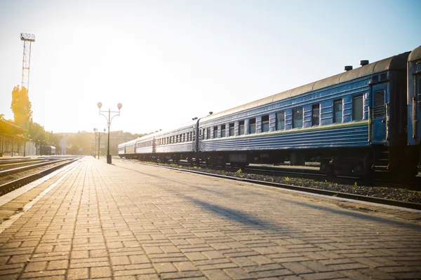 Demiryolu Platformu ve güneş arka ışık bir tren — Stok fotoğraf