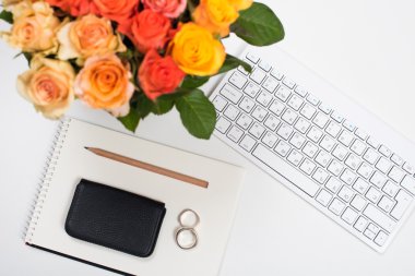 Çiçekler, başlangıç kavramı ile kadınsı beyaz Resepsiyon çalışma alanı