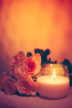 Güzel bej gül ve yanan mum