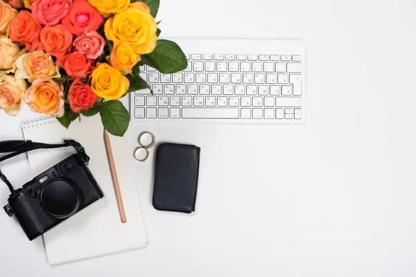 Feminine white desk workspace, startup concept — Stock Photo, Image