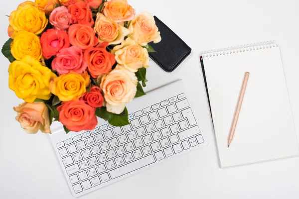 Vrouwelijke witte Bureau werkruimte met bloemen, opstarten concept — Stockfoto
