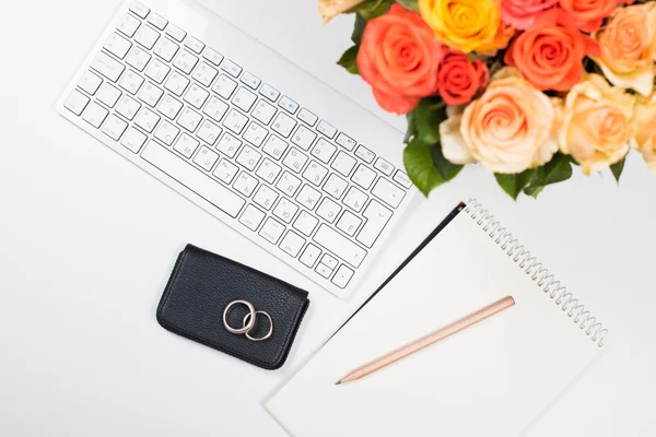 Feminine white desk workspace with flowers, startup concept — Stock Photo, Image