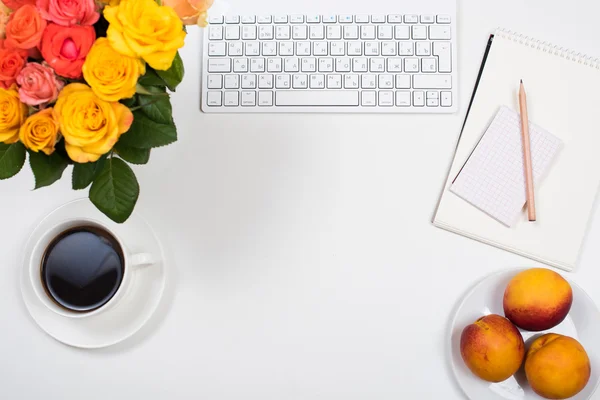 Feminino espaço de trabalho mesa branca com flores, conceito de inicialização — Fotografia de Stock