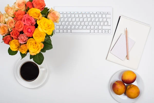 Feminino espaço de trabalho mesa branca com flores, conceito de inicialização — Fotografia de Stock