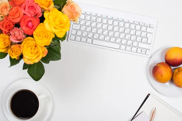Feminino espaço de trabalho mesa branca com flores, conceito de inicialização — Fotografia de Stock