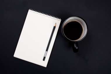 Teknik İnceleme: Not defteri ve bir fincan kahve Siyah Kara tahta arka