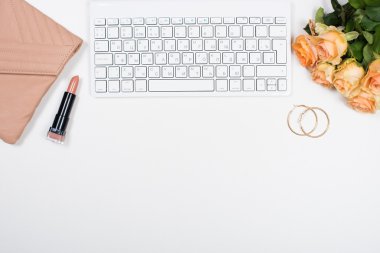 Kadınsı ofis Resepsiyon çalışma alanı mockup çiçekli