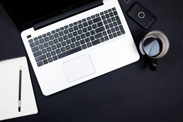 Affärsman skrivbord arbetsyta med laptop tangentbord, kaffe samt notera — Stockfoto