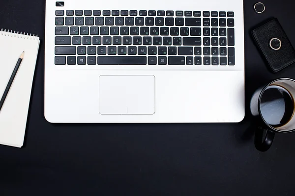Obszar roboczy biurko biznesmen z klawiatury laptopa, Kawa i Uwaga — Zdjęcie stockowe