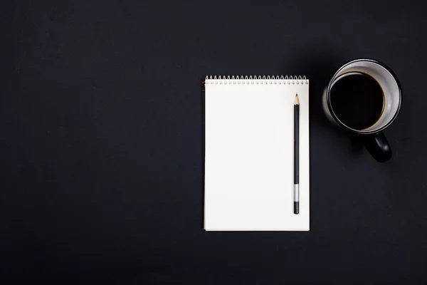 Witboek Kladblok en een kopje koffie zwart bord achterop — Stockfoto