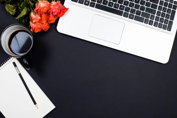 Businessman desk workspace with laptop keyboard, coffee and note — Stock Photo, Image